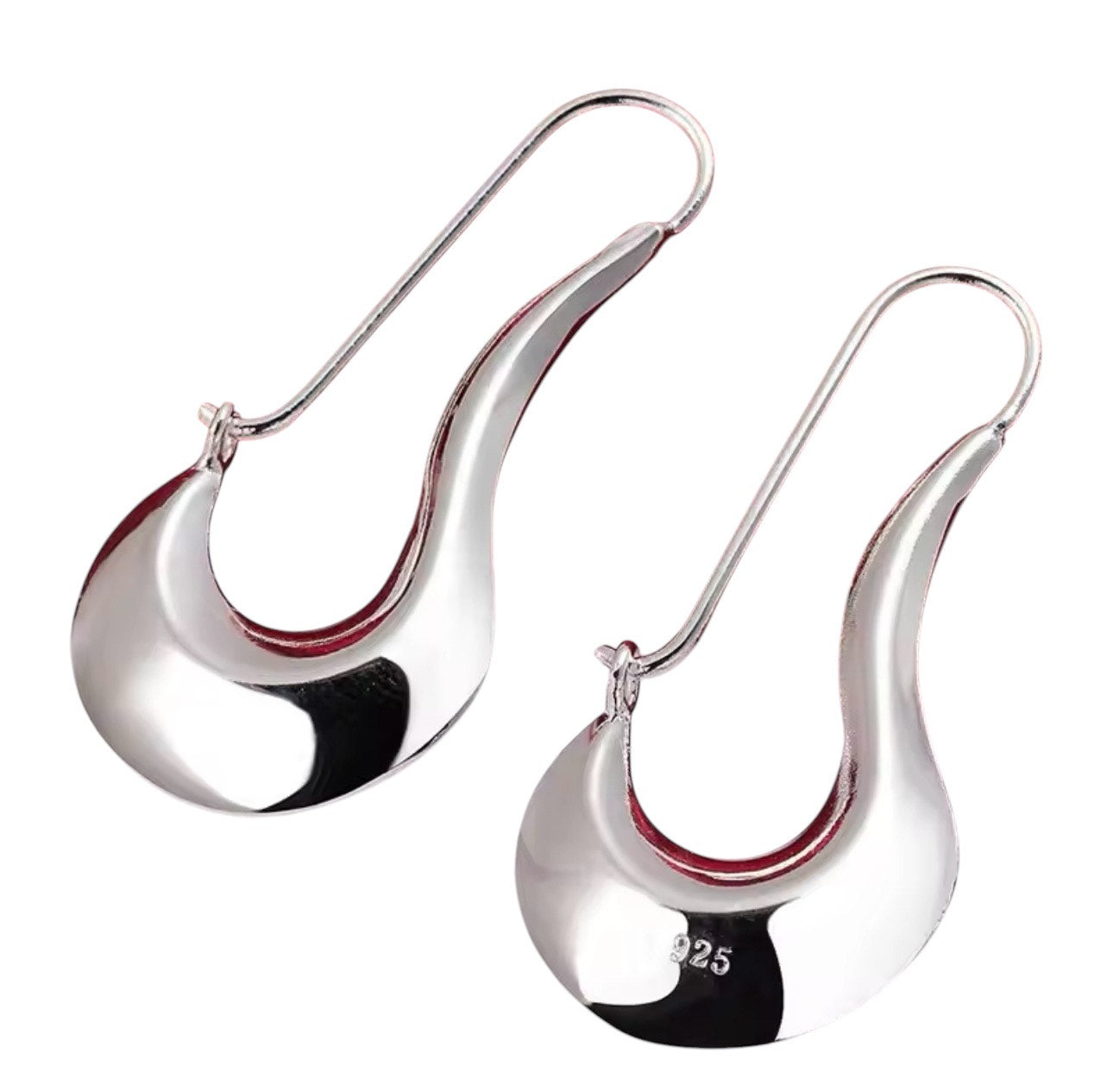 Orecchini in stile moderno con un design curvo e fluido.