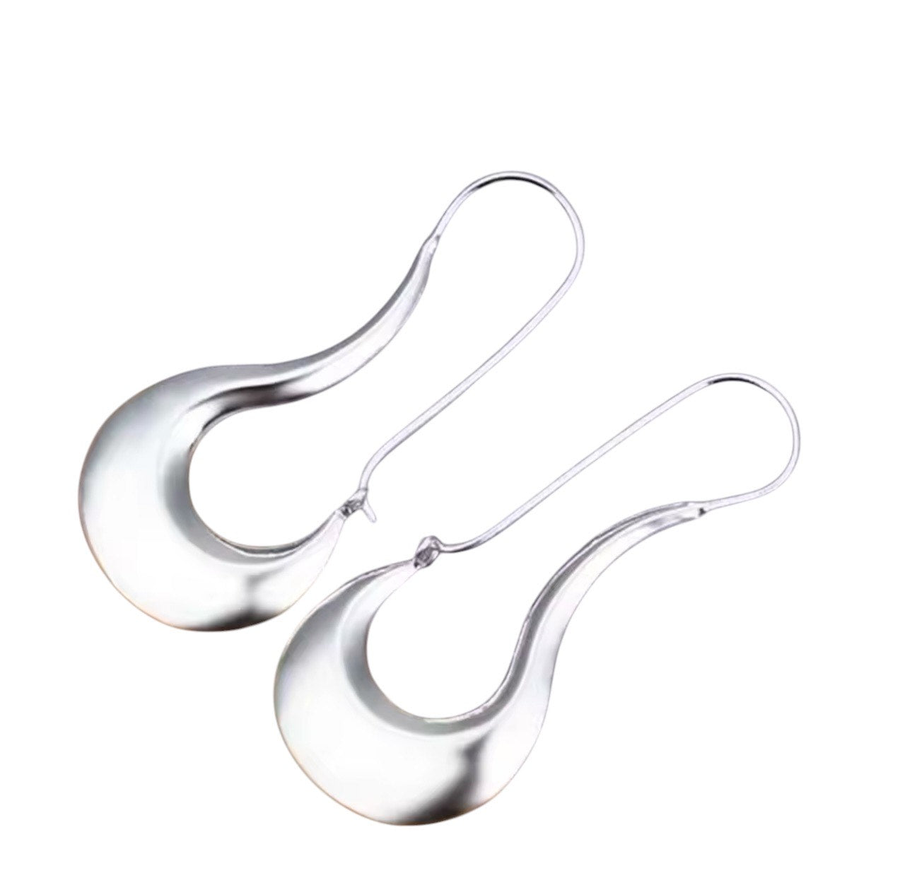 Orecchini in stile moderno con un design curvo e fluido.