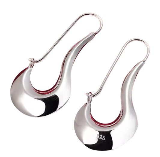 Orecchini in stile moderno con un design curvo e fluido.